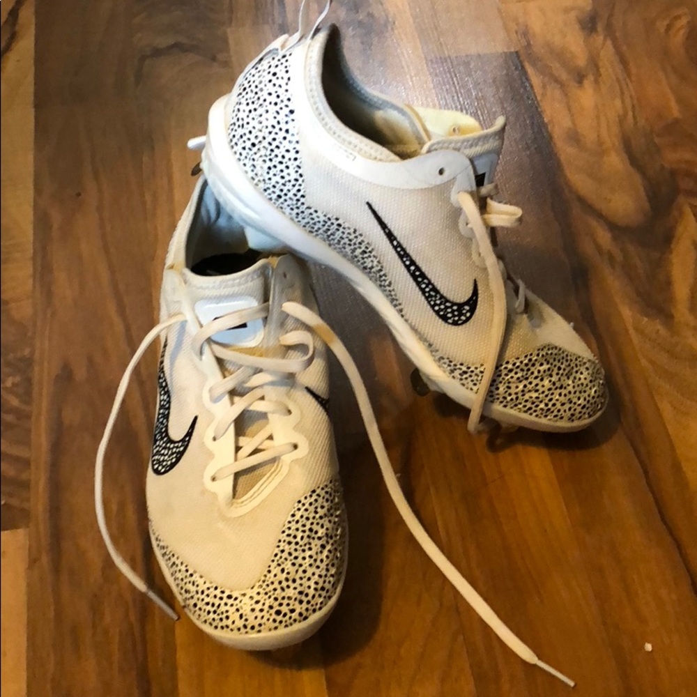 Nike Hyperdiamond Softball Cleats, 7 or 38 white.